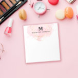 Rosy Watercolor Faux Guld Geometric Monogram Anteckningsblock<br><div class="desc">Söt monogrammat anteckningsblock med ditt inledande i svart mot en stänk av rosenfärgad rosa i faint geometriskt linjer av faux guld. Anpassa med ditt namn också!</div>