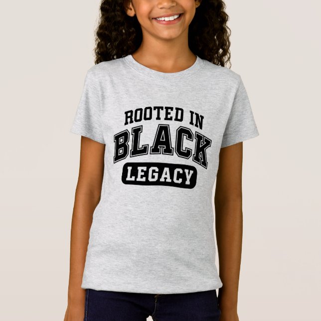 Rotad i svart arv – Svart historisk design T Shirt (Framsida)