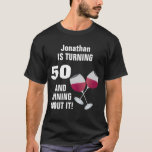 Roterande 50 och Wining om den, personlig T-shirt<br><div class="desc">Denna t-skjorta presenterar texten som läser: (ditt namn) ÄR ROTERANDE 50 OCH WINING OM DET. Skjortan betonas med ett grafiskt av två exponeringsglas av rött vin. Det är en perfekt skjorta som ha på sig i heder av någon milstolpefödelsedag. Namn och åldern är anpassadet.</div>