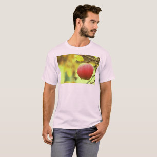 "Rött äpple på Träd" Utmatningsfoto. Köp nu T Shirt