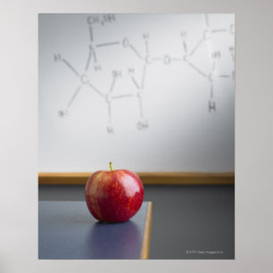 Rött äpple sitta på lärarskrivbordet poster