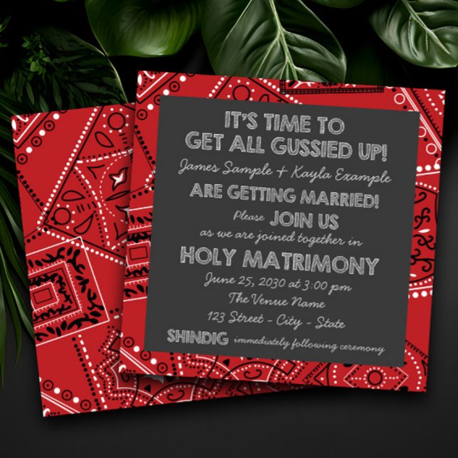Rött bandana rustik landskylt bröllop inbjudningar (Fun rustic cowboy red bandana wedding invitation. Simply add your details.)