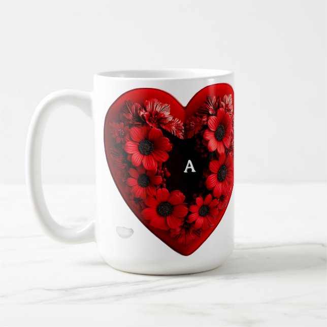 Rött blomhjärta gjort av blommor kaffemugg (Vänster)