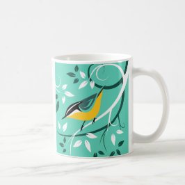 Rött bröst nuthatch på skalet kaffemugg