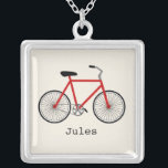 Rött cykelpersonlighalsband silverpläterat halsband<br><div class="desc">Ett hänge som presenterar en illustration av en röd cykel.  Personifiera med ditt namn under cykeln.</div>