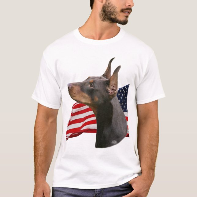Rött DobermanPinscherhuvud med flagga Tee (Framsida)