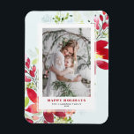 Rött foto för vattenfärgjulblommor magnet<br><div class="desc">Glad helg! Överför helgdagjubel och önskemål till familjen och vänner med denna blom- helgdagfotomagnet. Den presenterar vattenfärgillustrationen av röda blommor,  gräsnålar och grönska med en ljus aquablåttbakgrund. Personifiera,  genom att presentera ditt favorit- foto och att tillfoga namn. Matcha är objekt tillgängliga.</div>