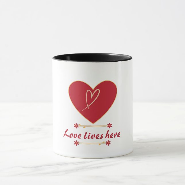 Rött hjärta blommig design – “Kärlek bor här”  Mugg (Center)