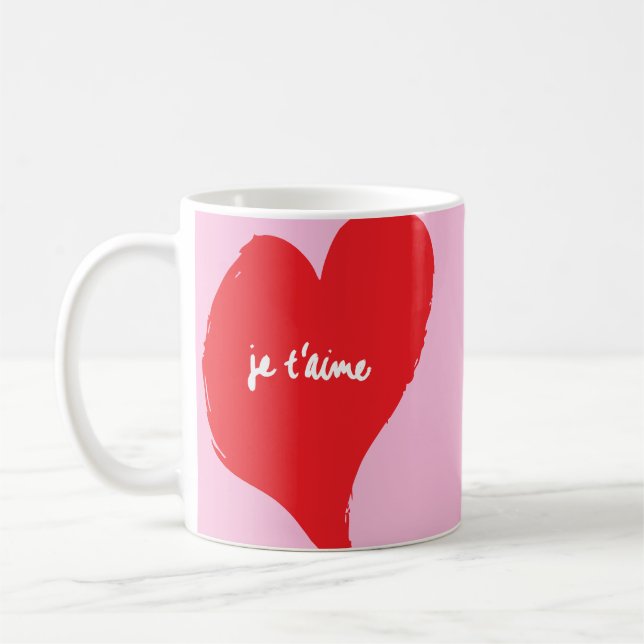 Rött hjärta med je t'aime-text på rosans bakgrund kaffemugg (Vänster)