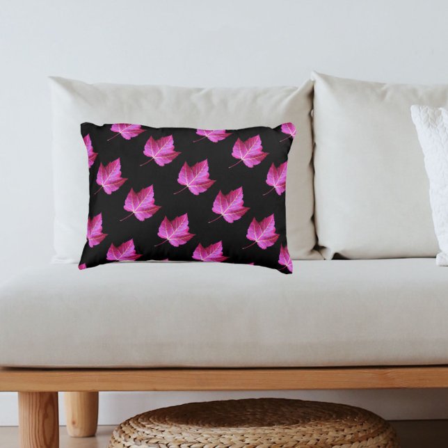 Rött höstlönnbladsmönster på svart blommig prydnadskudde (In Situ)