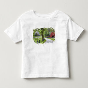 Rött lada och bondgård nära Berlin, Ohio. T Shirt