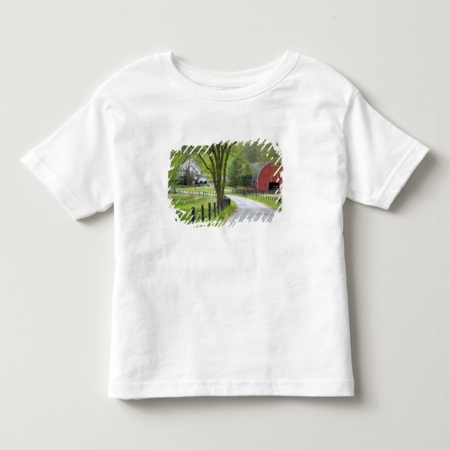 Rött lada och bondgård nära Berlin, Ohio. T Shirt (Framsida)