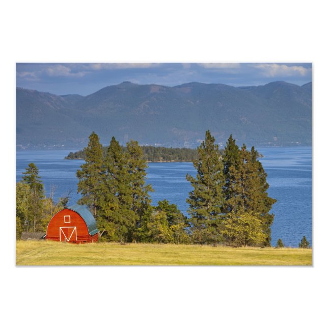 Rött lada sitter längs den natursköna Flathead Lak Fototryck (Framsidan)