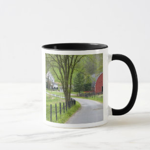 Rött ladugård och bondgård nära Berlin, Ohio. Mugg