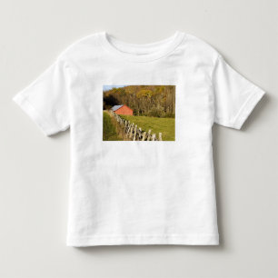 Rött ladugård och staket längs Blue ridge Tee Shirt