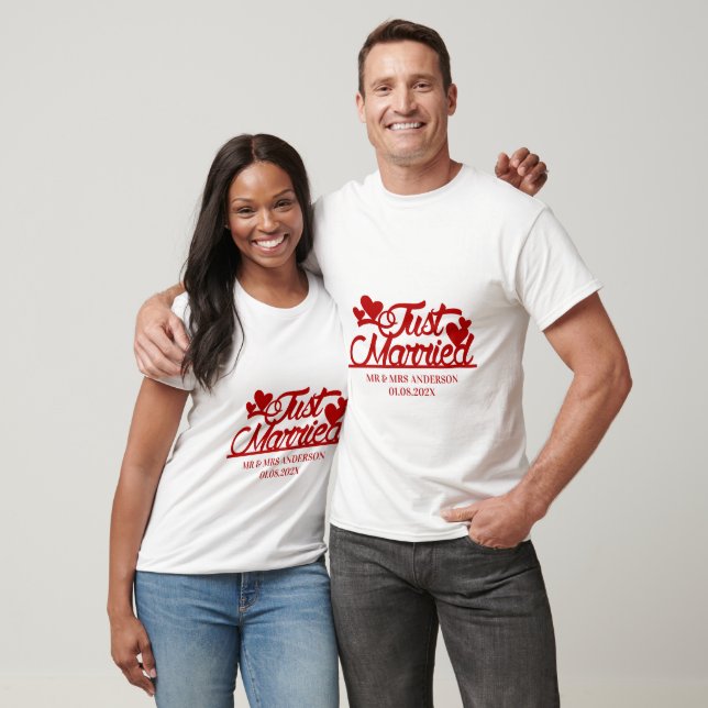 Rött Nygifta Typografi Par Anpassat Namn T Shirt (Unisex)