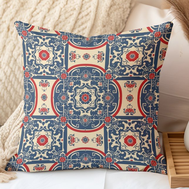 Rött och blått kineseri-mönster på kinesiska kakel kudde (Red and Blue Chinoiserie Chinese Tile Pattern Throw Pillow in a boho neutral bedroom.)