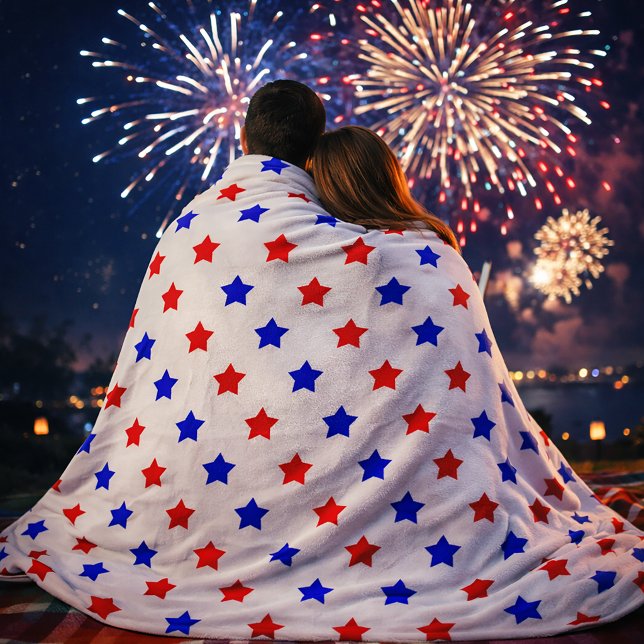 Rött och blått stjärnmönster på vit bakgrund fleecefilt (A fleece blanket with a red and blue star pattern on a white background.)