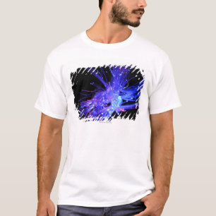 Rött och blått tända från optiskt för fiber t-shirt