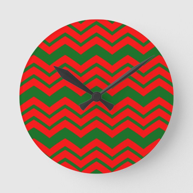 Rött och grönt Chevron-mönsterdesign  Rund Klocka (Framsida)