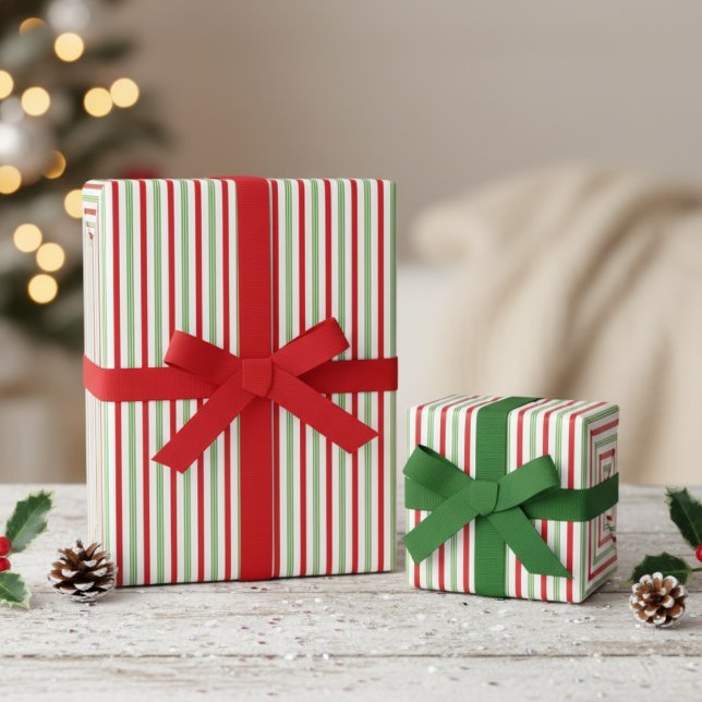 Rött och grönt godisrandigt pinstripemönster presentpapper (Cute Festive Red & Green Candy Cane Pinstripe Pattern. Thin Stripe Holiday Christmas Party Gift Wrap)