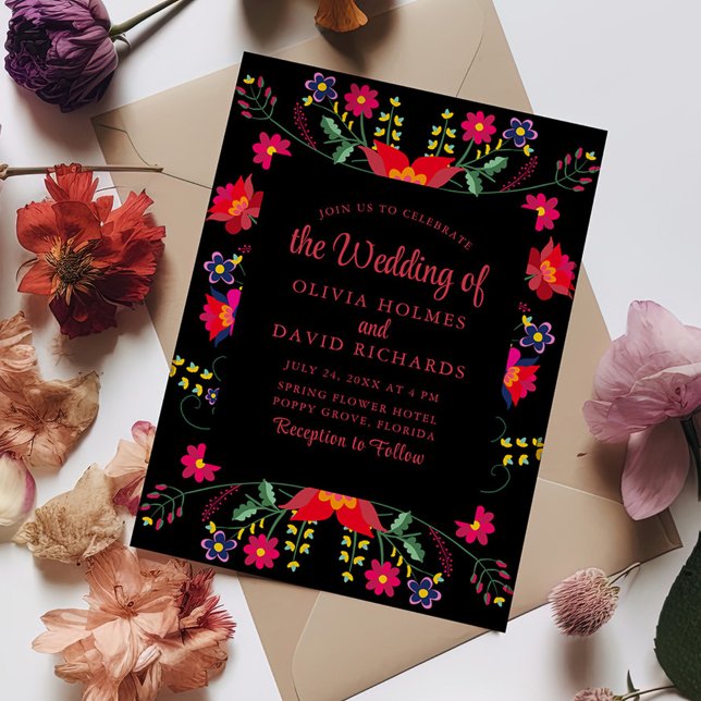 Rött och svart mexikanskt blomsterfirande bröllops inbjudningar (Red and Black Mexican Floral Fiesta Wedding Invite on a table with colorful flowers.)