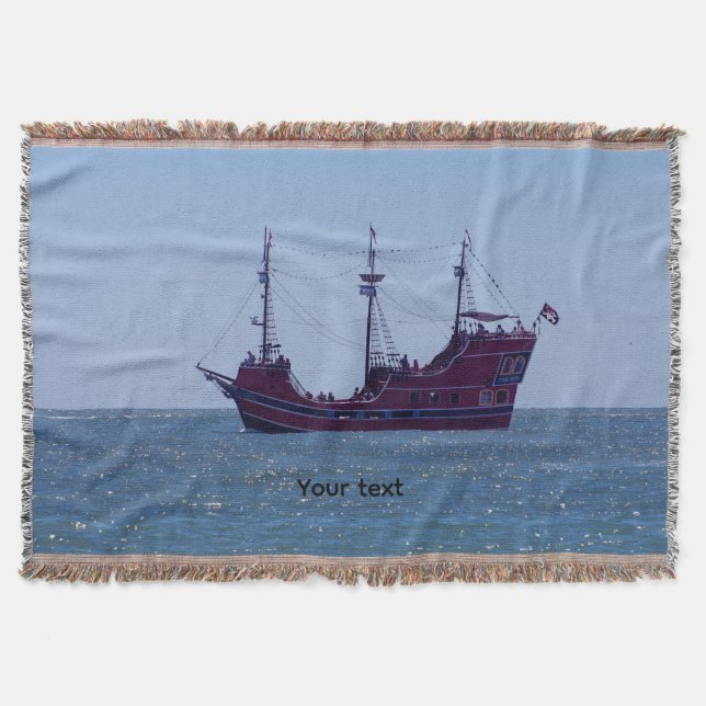 Rött piratskepp på havet filt (Framsidan)