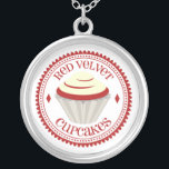 Rött sammetmuffinhalsband silverpläterat halsband<br><div class="desc">Ett halsband som presenterar en illustration av en röd sammetmuffin med vitisläggninginsida ett dekorativ rött och vit,  cirklar med röd text.</div>