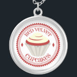 Rött sammetmuffinhalsband silverpläterat halsband<br><div class="desc">Ett halsband som presenterar en illustration av en röd sammetmuffin med vitisläggninginsida ett dekorativ rött och vit,  cirklar med röd text.</div>