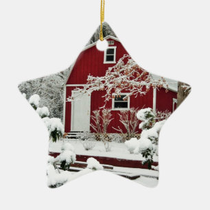 Rött skjul under vinter julgransprydnad keramik