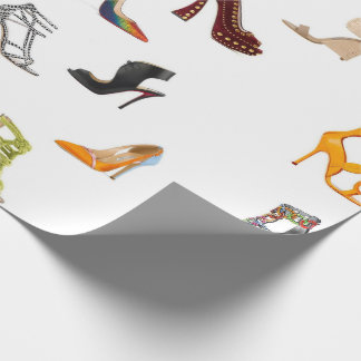 Rött skor svart pumpblåtthäl som slår in papper presentpapper