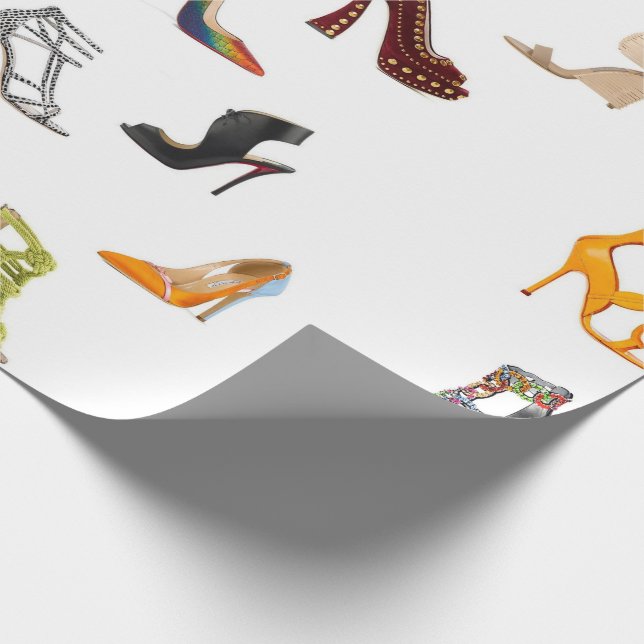 Rött skor svart pumpblåtthäl som slår in papper presentpapper (Hörn)