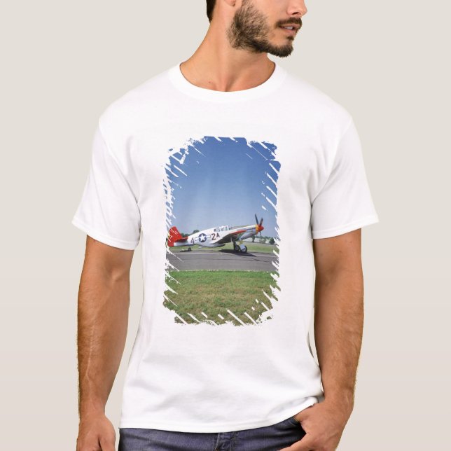 Rött svanflygplan för P-51 C Tuskegee på Tee Shirt (Framsida)