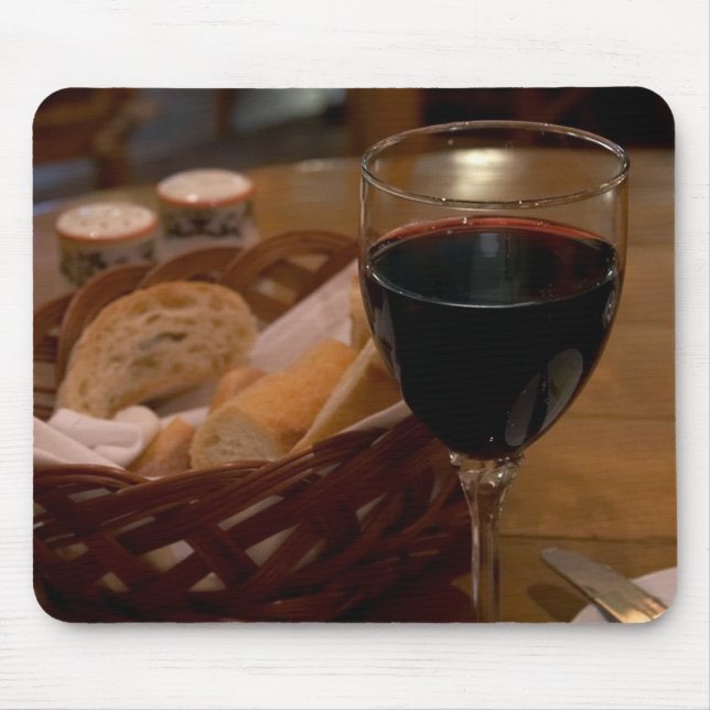 Rött vin i en italiensk restaurang musmatta (Framsidan)