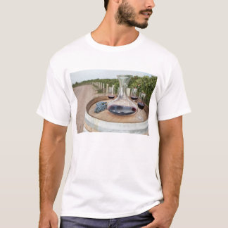 Rött vin i vingård t-shirt