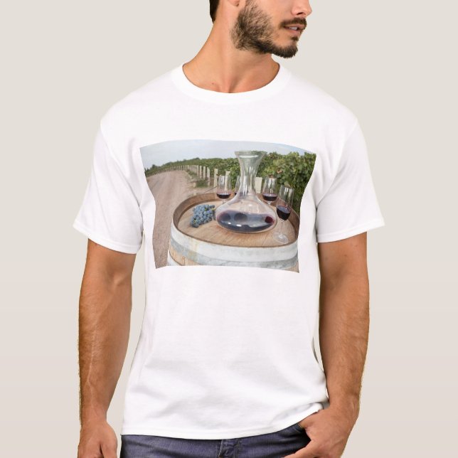 Rött vin i vingård t-shirt (Framsida)