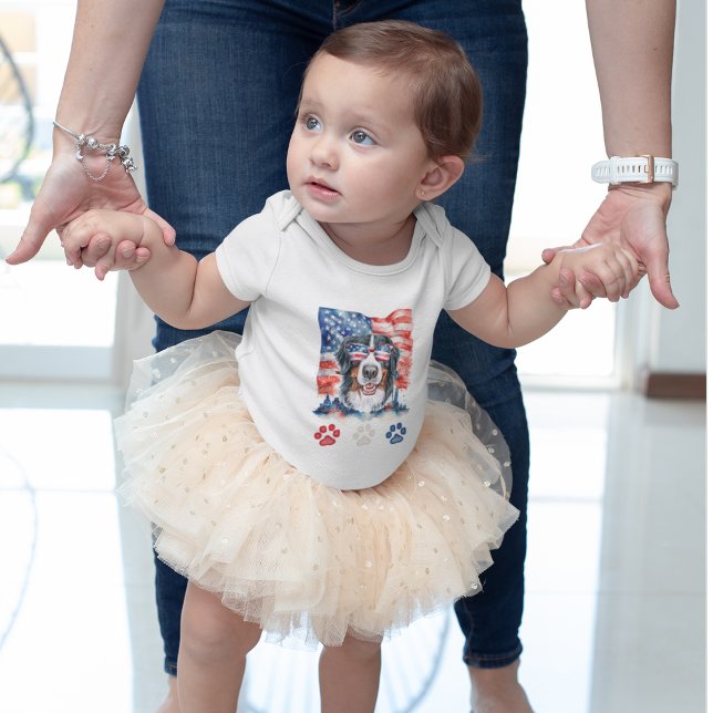 Rött vitt blått Bernese Mountain Hund 4 juli T Shirt (Skapare uppladdad)