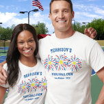 Rött vitt blått Fireworks 4:e Pickleball Party T Shirt<br><div class="desc">Toppen,  roligt och festiv t-shirt med pickleball-fyrverkerier och 3 linjer anpassningsbar text. Perfekt som matchande vänner och familjeskjortor för din 4:e juli i party,  klubb-turneringsteamskjortor för pickleball,  familjerefullt för pickleball-vänliga familjeåterföreningsskjortor eller bara daglig roligt. Underbar för en minnesdag eller Veterans dag-turnering - perfekten för att visa ditt amerikanska pride.</div>