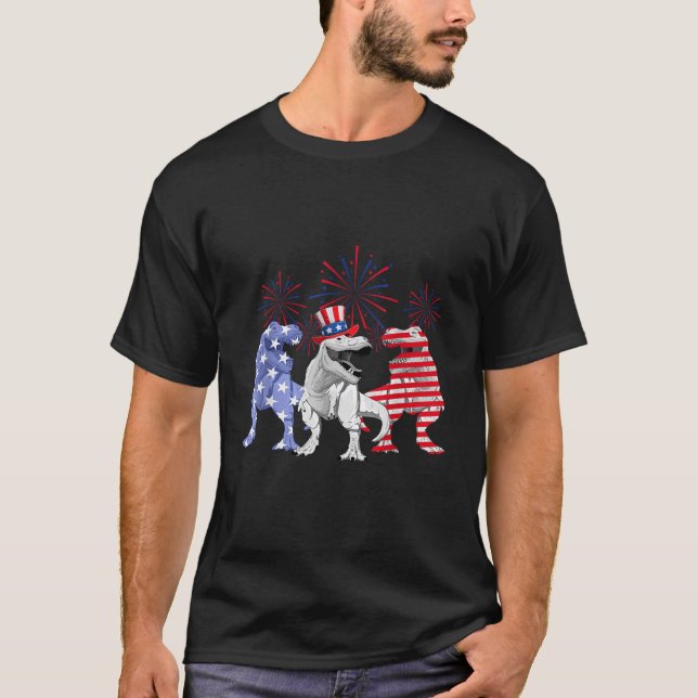 Rött vitt blått T Rex Dinosaur Fireworks American  Shirt (Framsida)