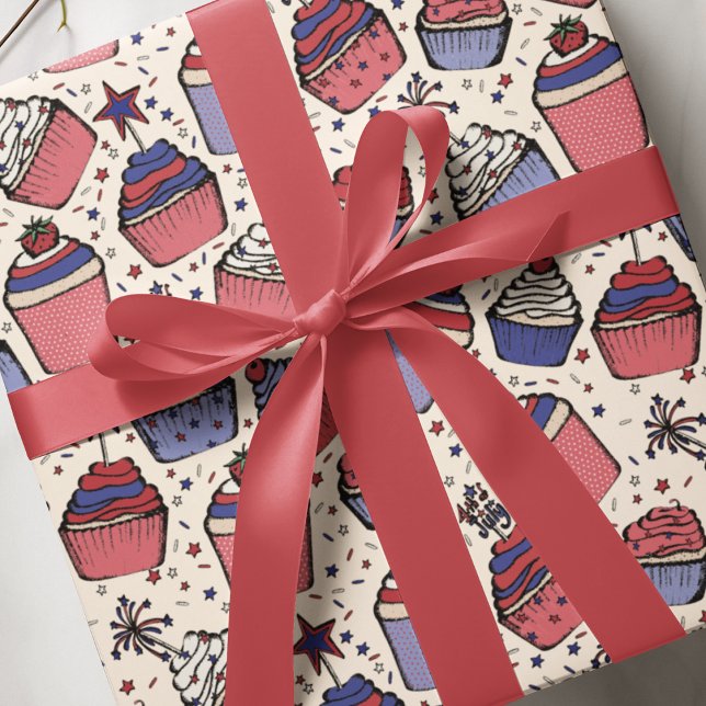 Rött, Vitt och Blått Cupcake-inpackningspapper  Presentpapper (Ivory Festive Hand-Drawn July 4th Patriotic Red, White & Blue Cupcakes with Toppers & Sprinkles.)