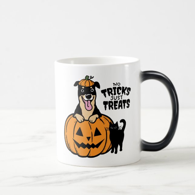 Rottweiler Halloween, inga tricks bara Trets Magisk Mugg (Höger)
