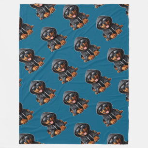Rottweiler Puppy in Hooded Sweatshirt Fleecefilt