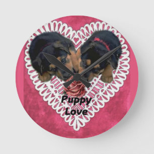 Rottweiler Puppy Kärlek Valentineser Rund Klocka