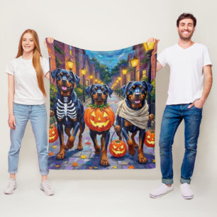 Rottweiler som söker godis på Halloween i Hallowee Fleecefilt