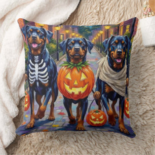 Rottweiler som söker godis på Halloween iklädd Hal Kudde