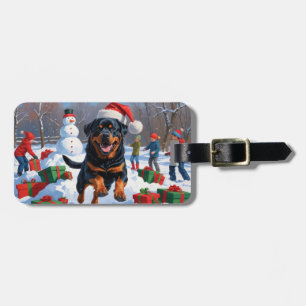 Rottweiler springer i snö med julhatt bagagebricka