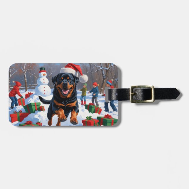 Rottweiler springer i snö med julhatt bagagebricka (Horisontell Framsida)