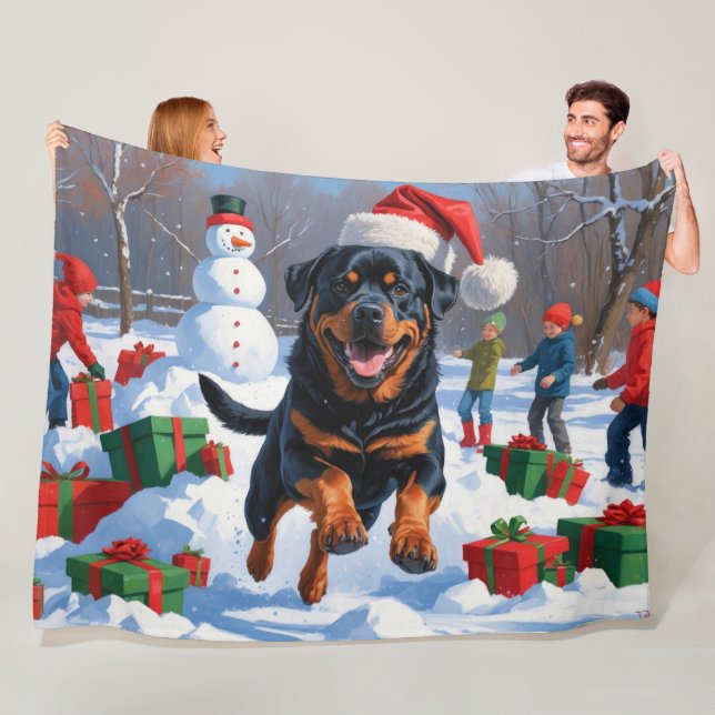Rottweiler springer i snö med julhatt fleecefilt (På plats)
