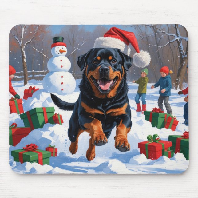 Rottweiler springer i snö med julhatt musmatta (Framsidan)