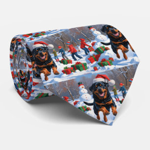 Rottweiler springer i snö med julhatt slips